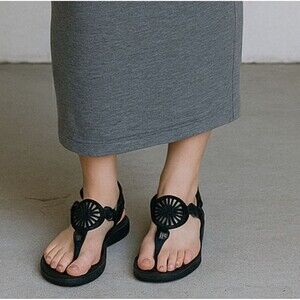 UGG Black Leather Cutout Sandals 8 Thong Flip Flops Flats Summer Beach Coastal R